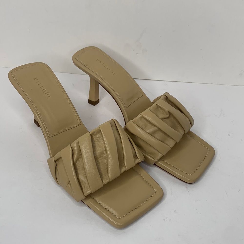 UterqueβPala Piel Fruncida cream leather pleats square toe sandals NWOB